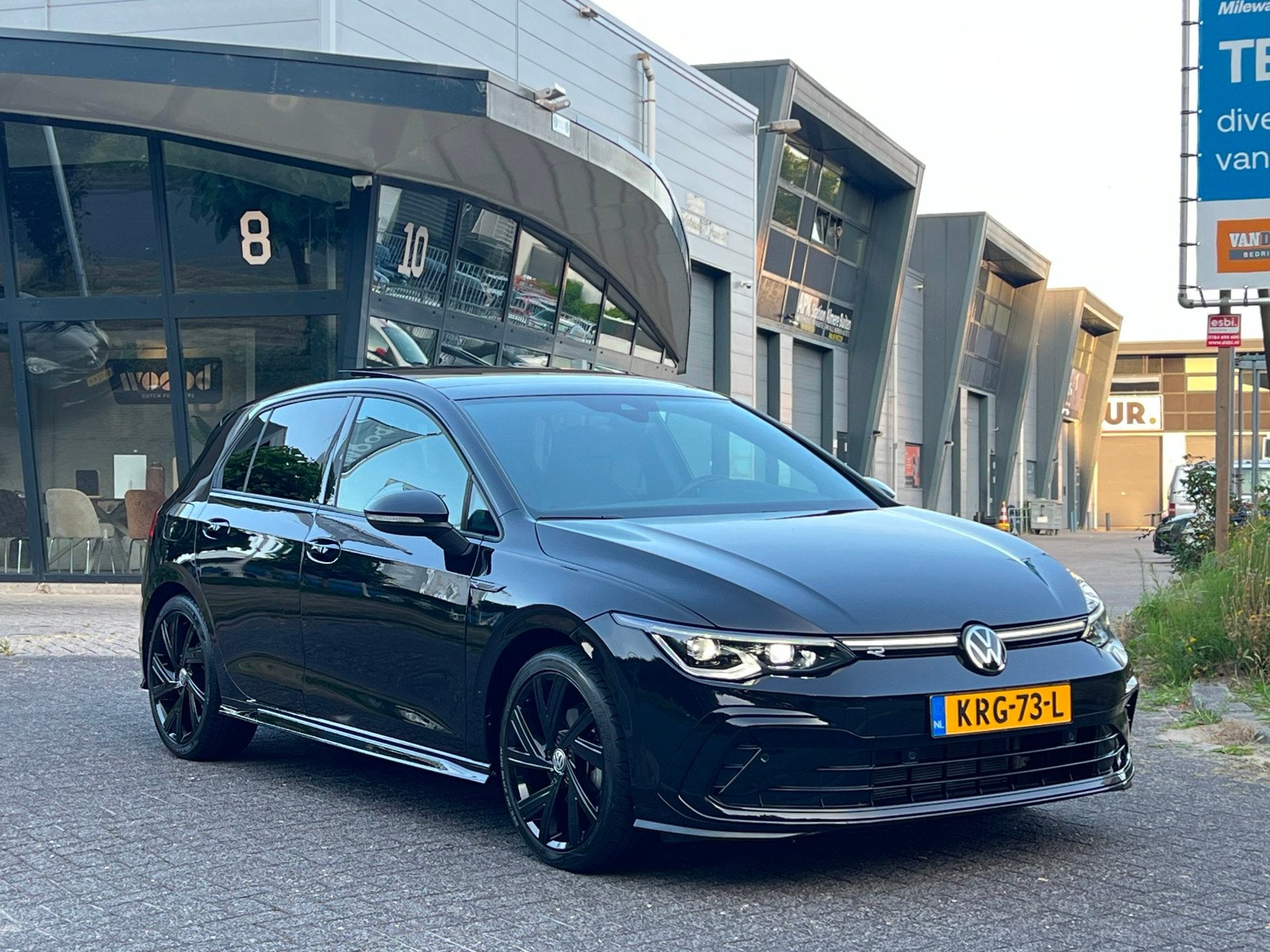 Volkswagen GOLF 8 1.5 eTSI R-Line PANO LED DSG-7 BOM VOLL!, Auto's, Dealer onderhouden, 4 cilinders, Zwart, Bedrijf