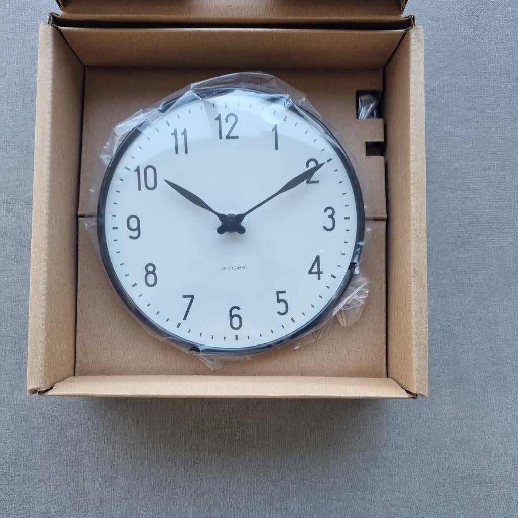 Arne Jacobsen Station wandklok 16 cm, Ophalen of Verzenden, Nieuw, Analoog, Wandklok