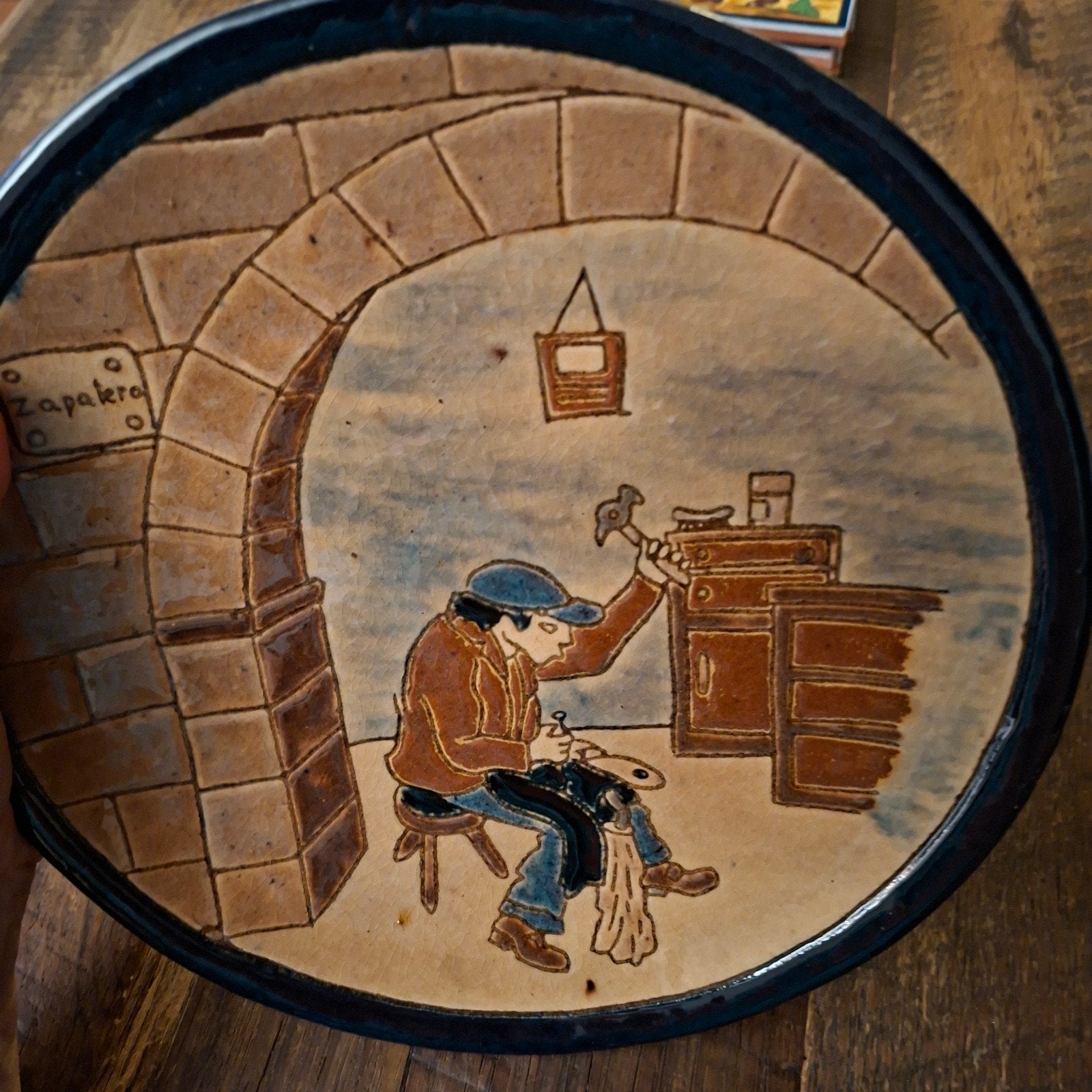 Geglazuurd  Bord van de Schoenmaker 24 cm groot in Relief, Ophalen of Verzenden