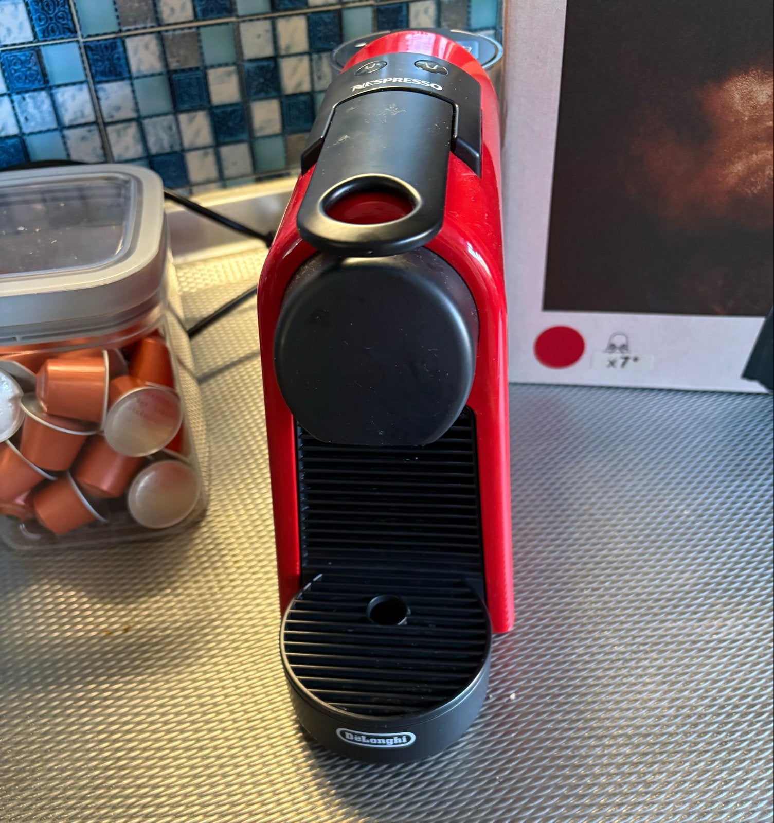 Nespresso Essenza Mini (Rood) - Zo goed als nieuw, Witgoed en Apparatuur, Koffiezetapparaten, Koffiepads en cups, Espresso apparaat