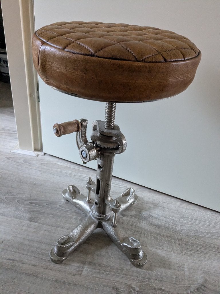 Kruk industrieel design, metaal leren zitting, Ophalen, In hoogte verstelbaar, Zo goed als nieuw, Overige materialen
