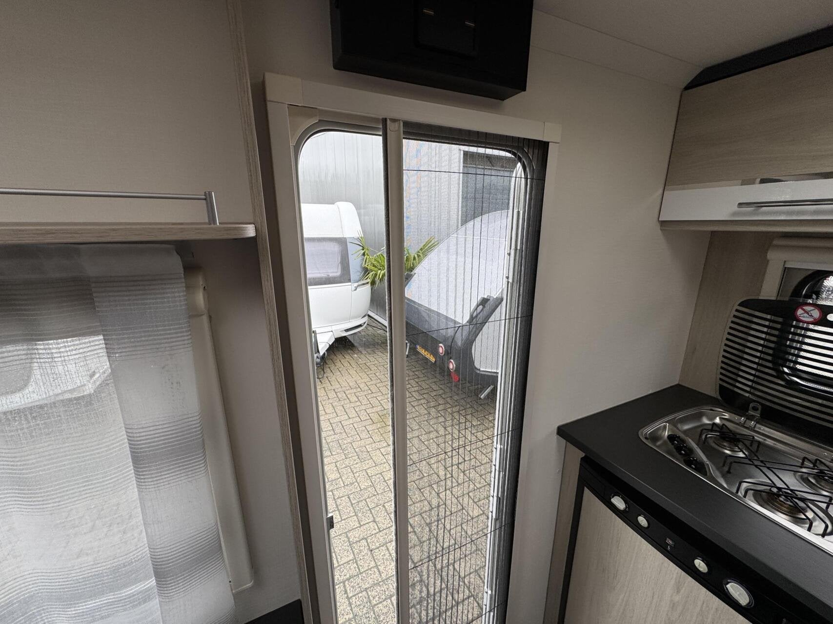 Foto 13 van CARAVELAIR ANTARES STYLE 400, DWARSBED, TREINZIT, VOORTENT,