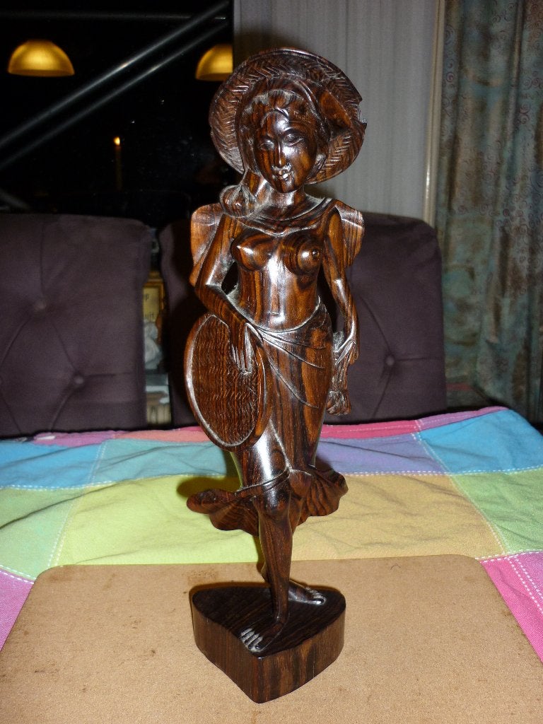 Oude Balinese vrouw met hoed en rijstzeef hoed stukje uit, Ophalen of Verzenden, Gebruikt, Mens