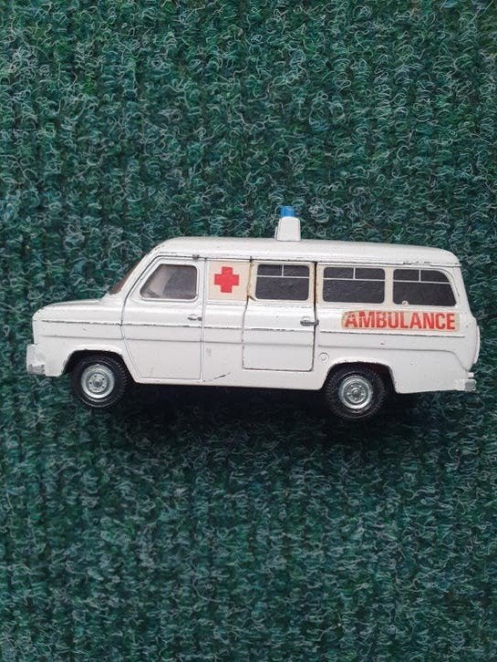 Dinky Ford Transit ambulance, Ophalen of Verzenden, Gebruikt