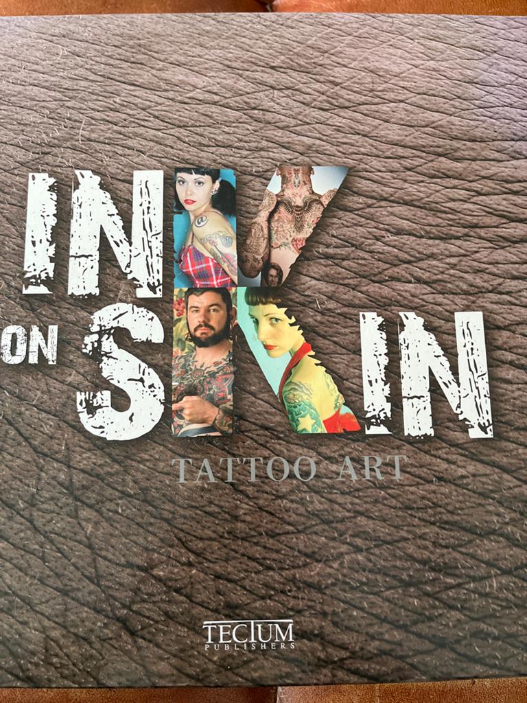 INK ON SKIN - Tattoo Art Boek (Tecium Publishers), Ophalen, Zo goed als nieuw, Overige onderwerpen