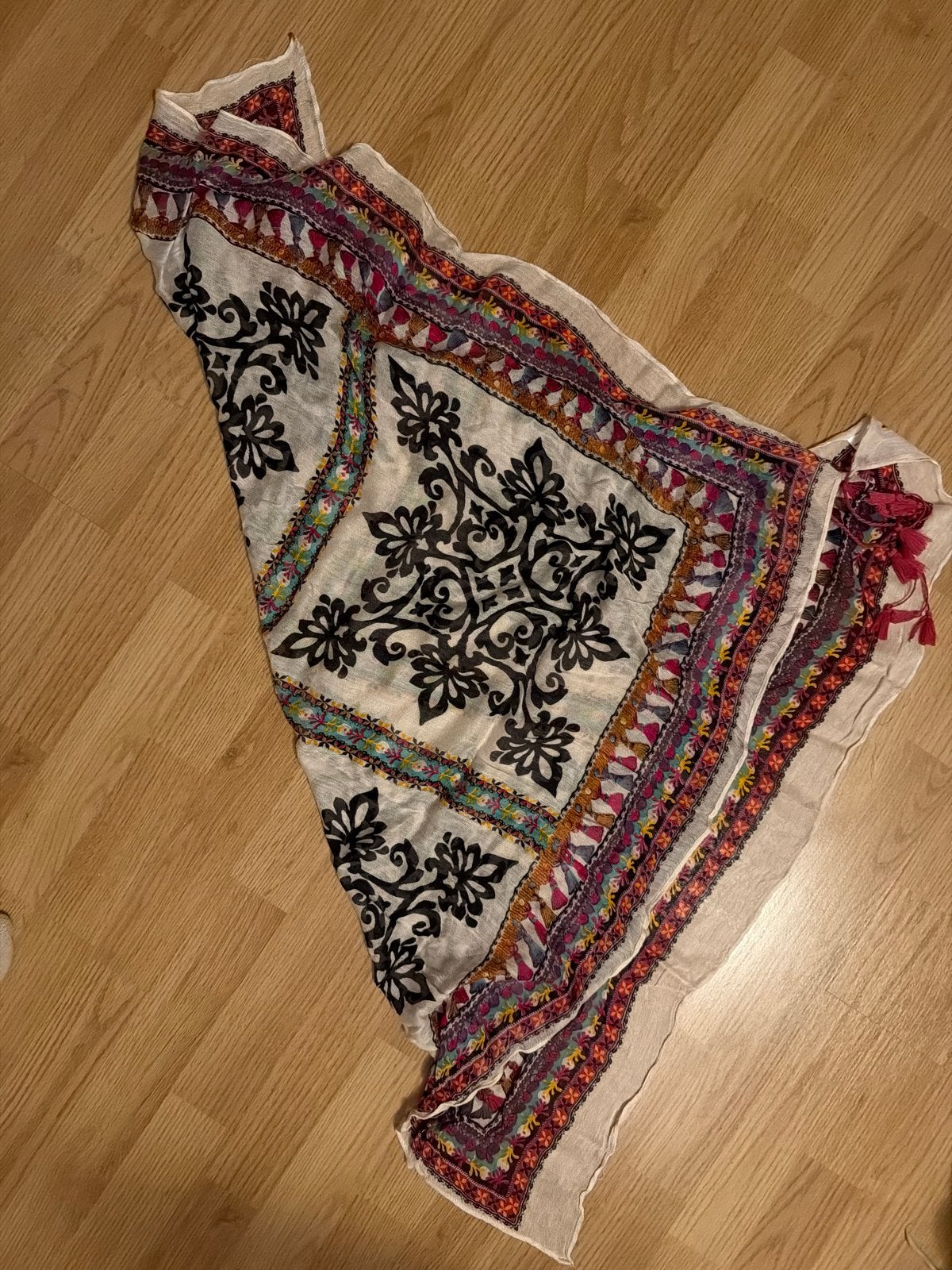 Sjaal met etnische print en kwastjes, Ophalen of Verzenden, Zo goed als nieuw, Maat 46/48 (XL) of groter, Sjaal