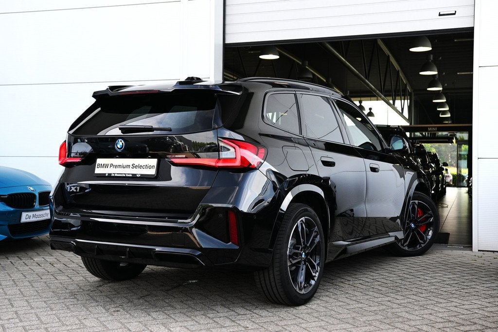 BMW iX1 eDrive20 M Sport / Trekhaak / Panoramadak / Sportsto, Auto's, BMW, Met garantie (alle), Zwart, Origineel Nederlands, 204 pk