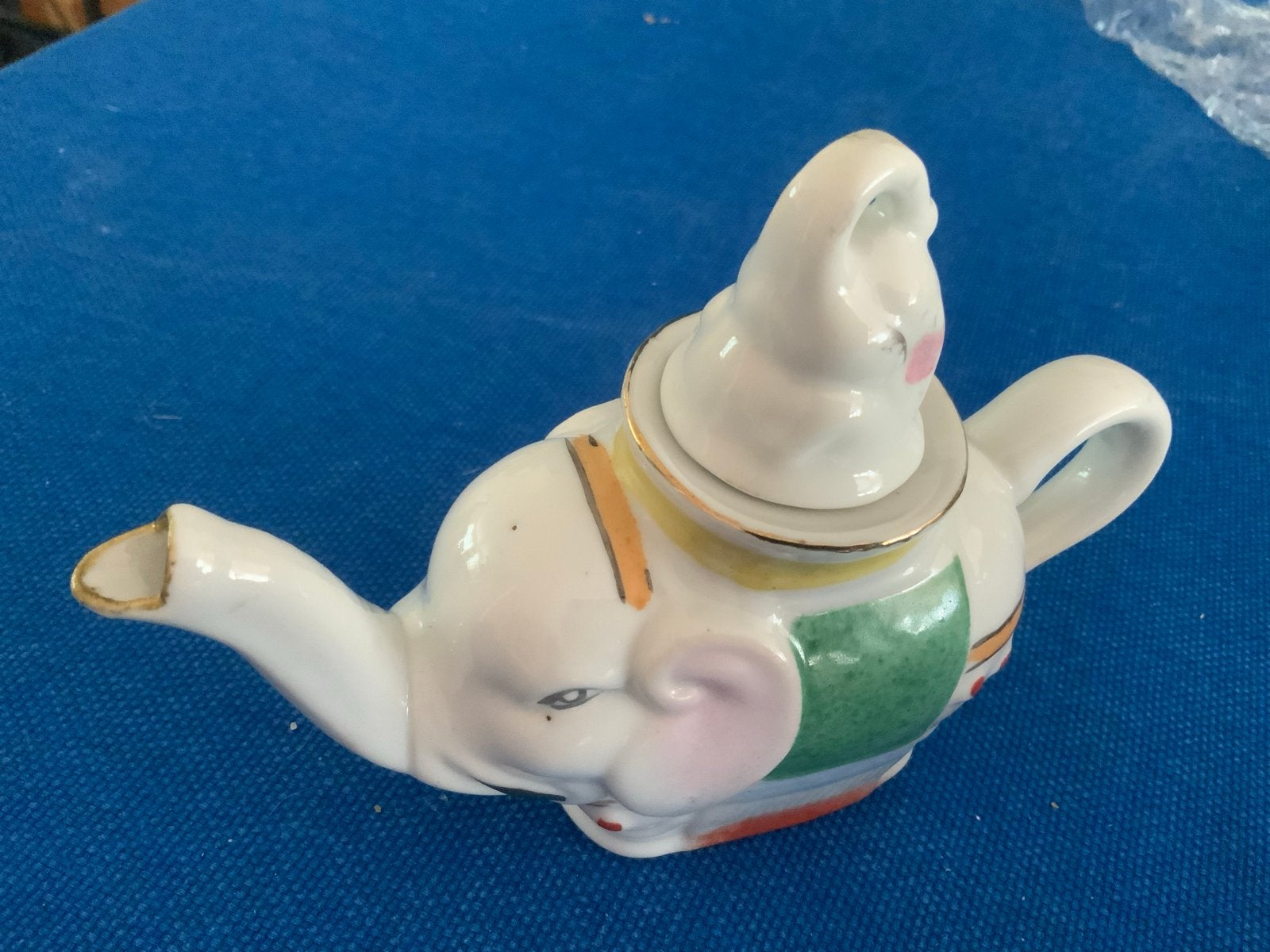 Schattige olifant theepot - Made in China, Antiek en Kunst, Antiek | Porselein, Ophalen of Verzenden