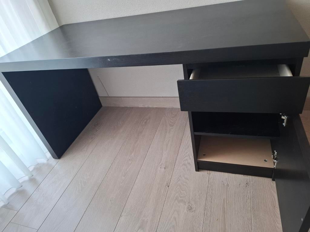 Zwart bureau met lades en opbergruimte, Ophalen, Gebruikt, Spaanplaat of MDF, Overige merken