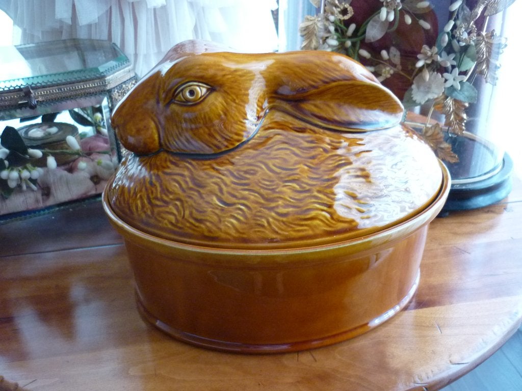 Oude paté terrine met afbeelding van een konijn., Verzenden