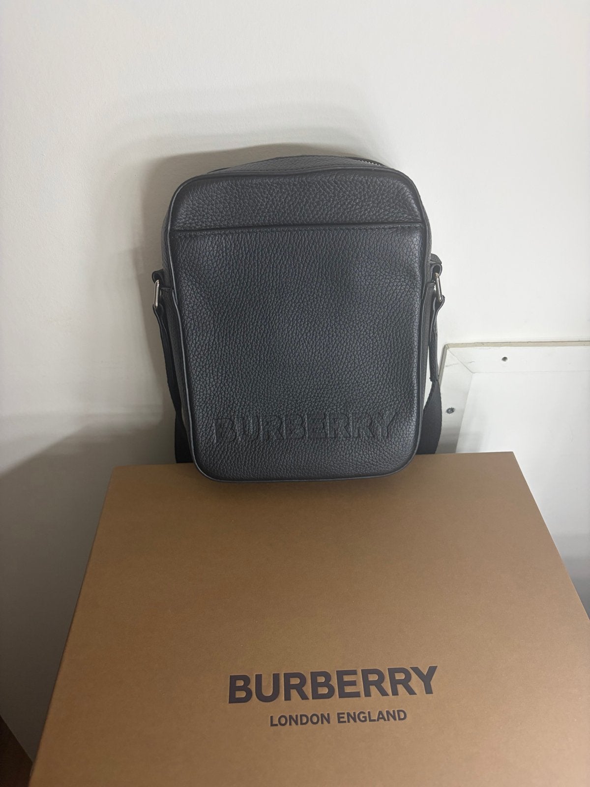 Burberry Schoudertasje Zwart Leer - Zo goed als nieuw, Sieraden, Tassen en Uiterlijk, Tassen | Damestassen, Zo goed als nieuw