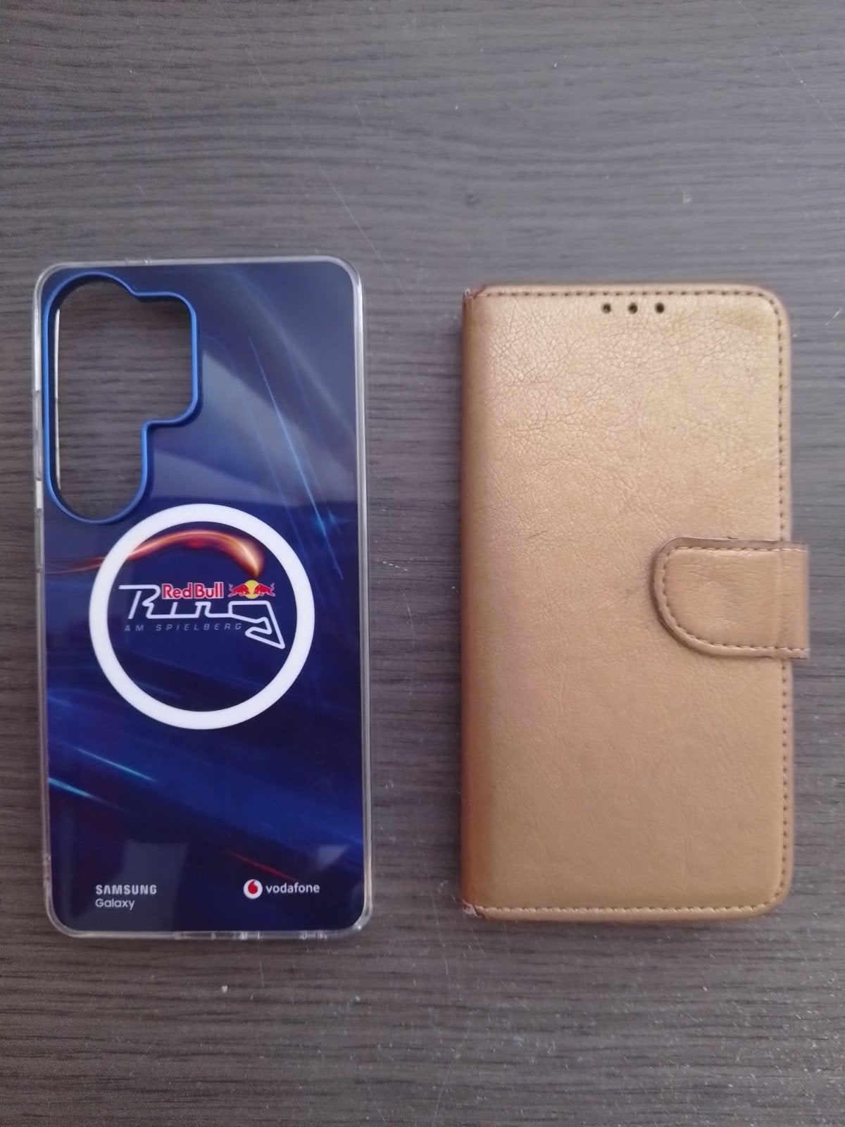 2 telefoonhoesjes: Red Bull Racing & goudkleurige flipcase, Kunststof, Gebruikt, Ophalen of Verzenden, Meerkleurig