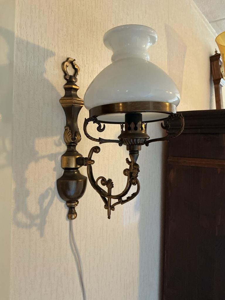 Antieke Messing Wandlamp met Melkglas Schaal, Antiek en Kunst, Ophalen of Verzenden