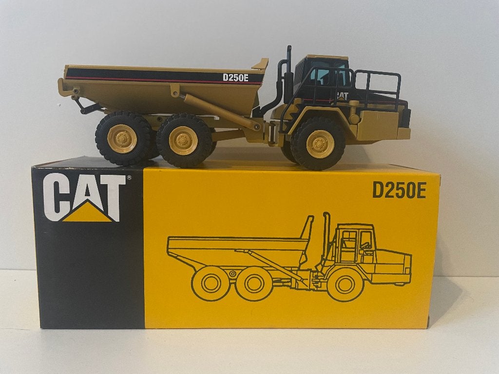 Caterpillar d250e dumper van NZG, Ophalen of Verzenden, Zo goed als nieuw, Hijskraan, Tractor of Landbouw, NZG