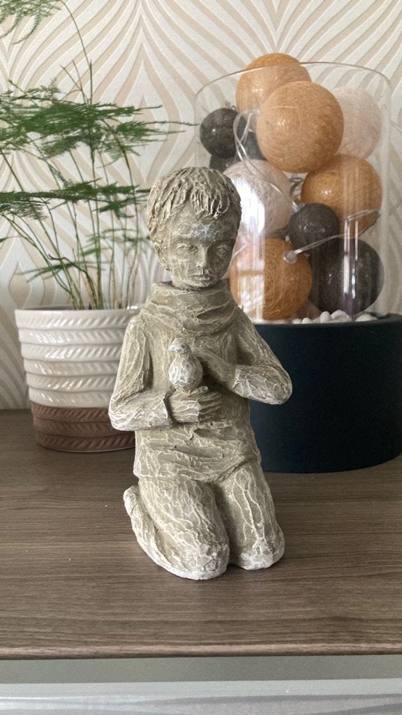 beeldje jongen met vogel, Ophalen of Verzenden, Zo goed als nieuw, Mens