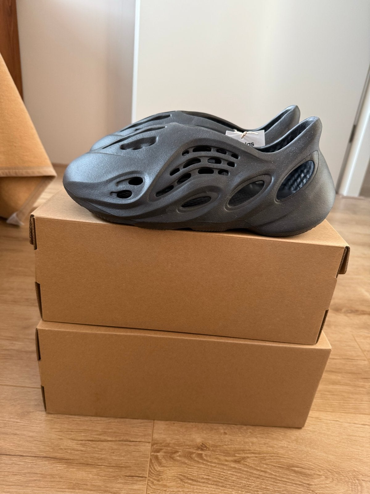 Yeezy Foam Runner Onyx - Maat 46, Verzenden, Nieuw, Zwart, Slippers