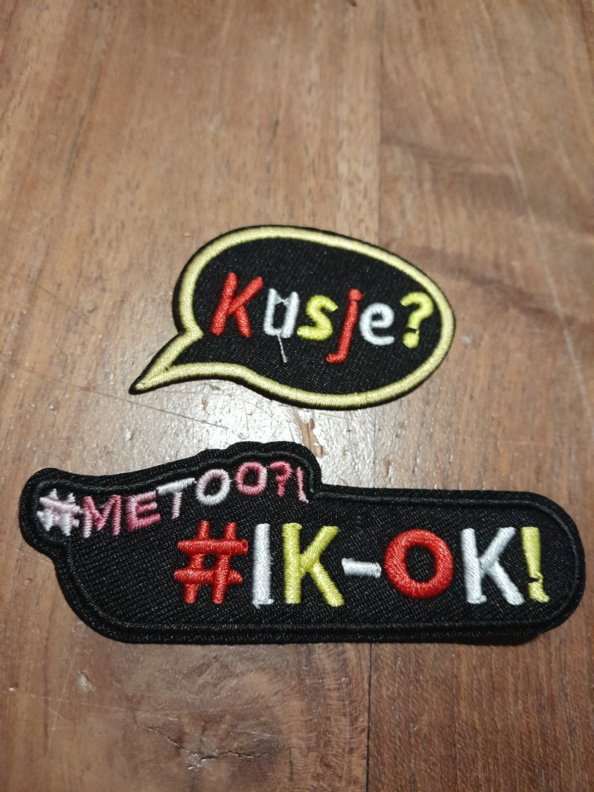 Strijkapplicaties 'Kusje?' en '#IK-OK!' prijs per stuk, Hobby en Vrije tijd, Ophalen of Verzenden, Nieuw, Hotfix applicaties