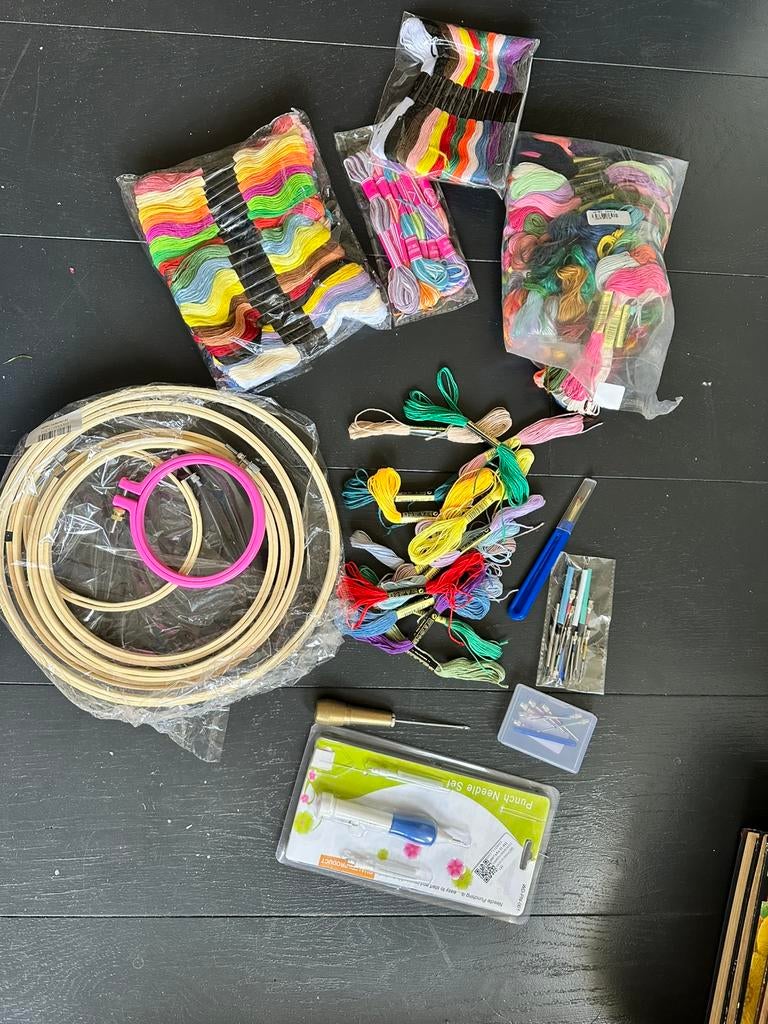 Grote hoeveelheid borduurgaren, borduurringen en punchneedle, Ophalen of Verzenden, Zo goed als nieuw, Borduurgaren of Zijde