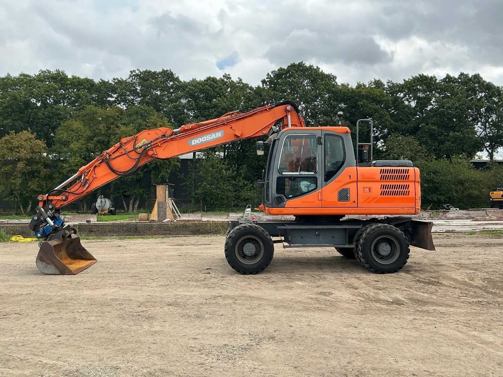 2025 Doosan DX140-3 Banden graafmachine, Zakelijke goederen, Machines en Bouw | Kranen en Graafmachines, Graafmachine