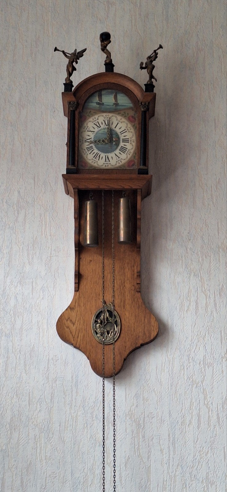 Antieke houten wandklok met gewichten en decoraties, Ophalen