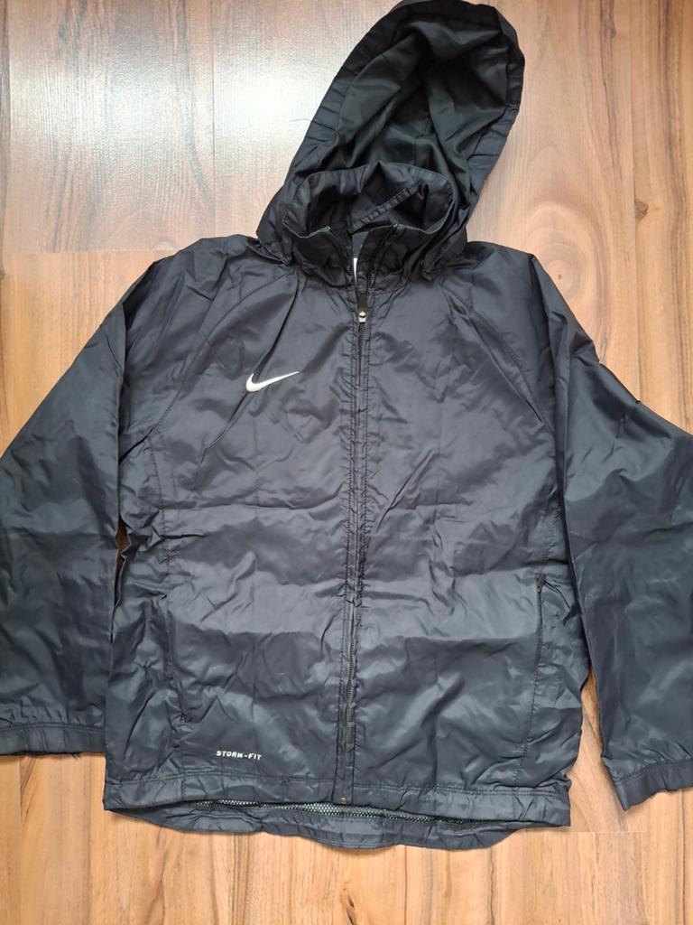 Zwart Nike windjack / jas ,storm-fit, Kinderen en Baby's, Kinderkleding | Maat 128, Gebruikt, Ophalen of Verzenden