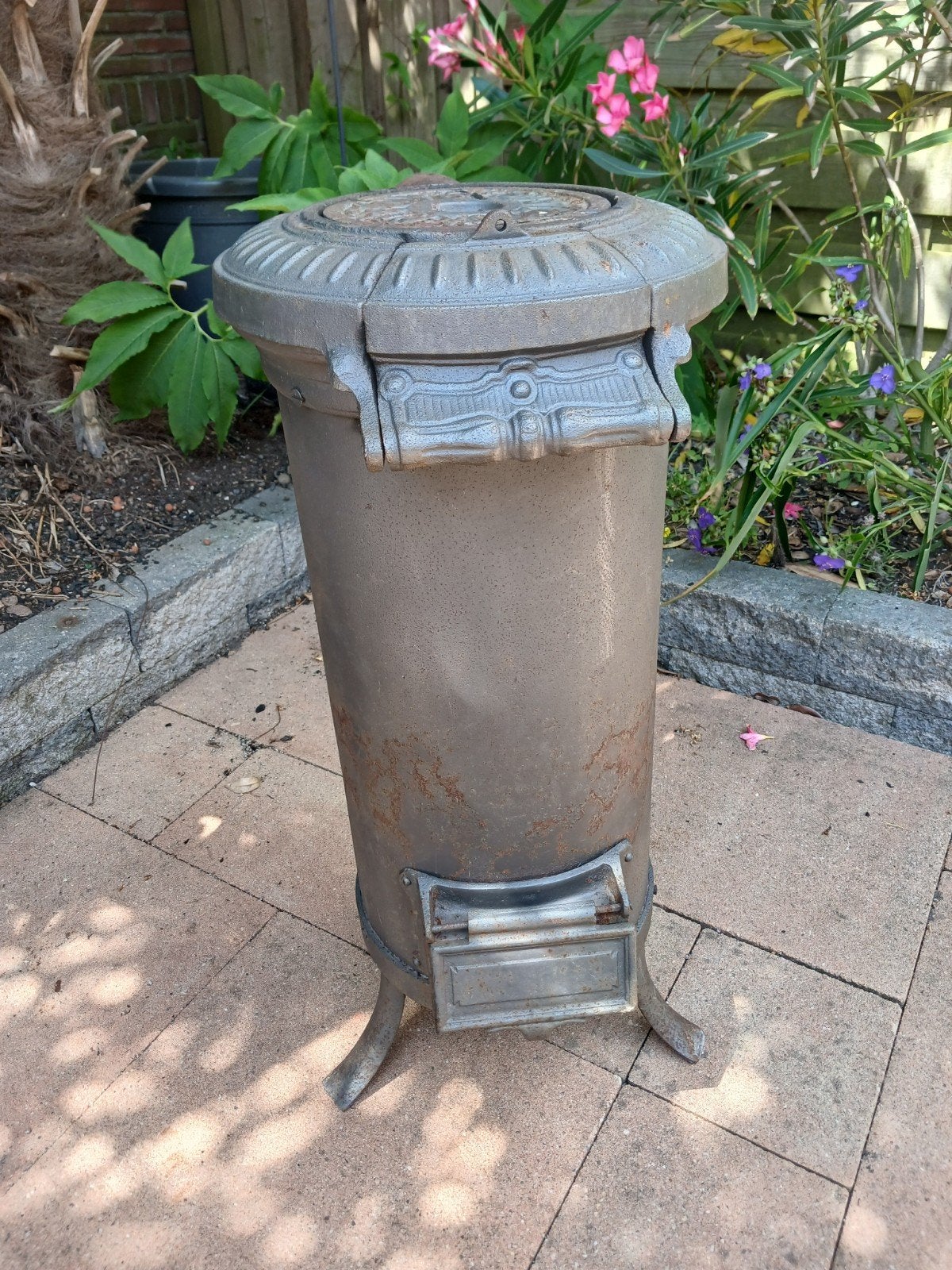 Antieke gietijzeren potkachel - decoratief, Huis en Inrichting, Kachels, Ophalen, Potkachel, Gebruikt, Vrijstaand