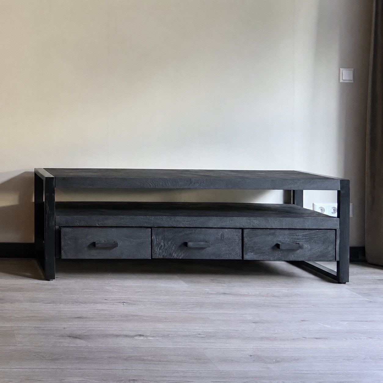 Mooi tv meubel kleur zwart mango hout, Huis en Inrichting, Kasten | Televisiemeubels, Ophalen, 100 tot 150 cm, Zo goed als nieuw