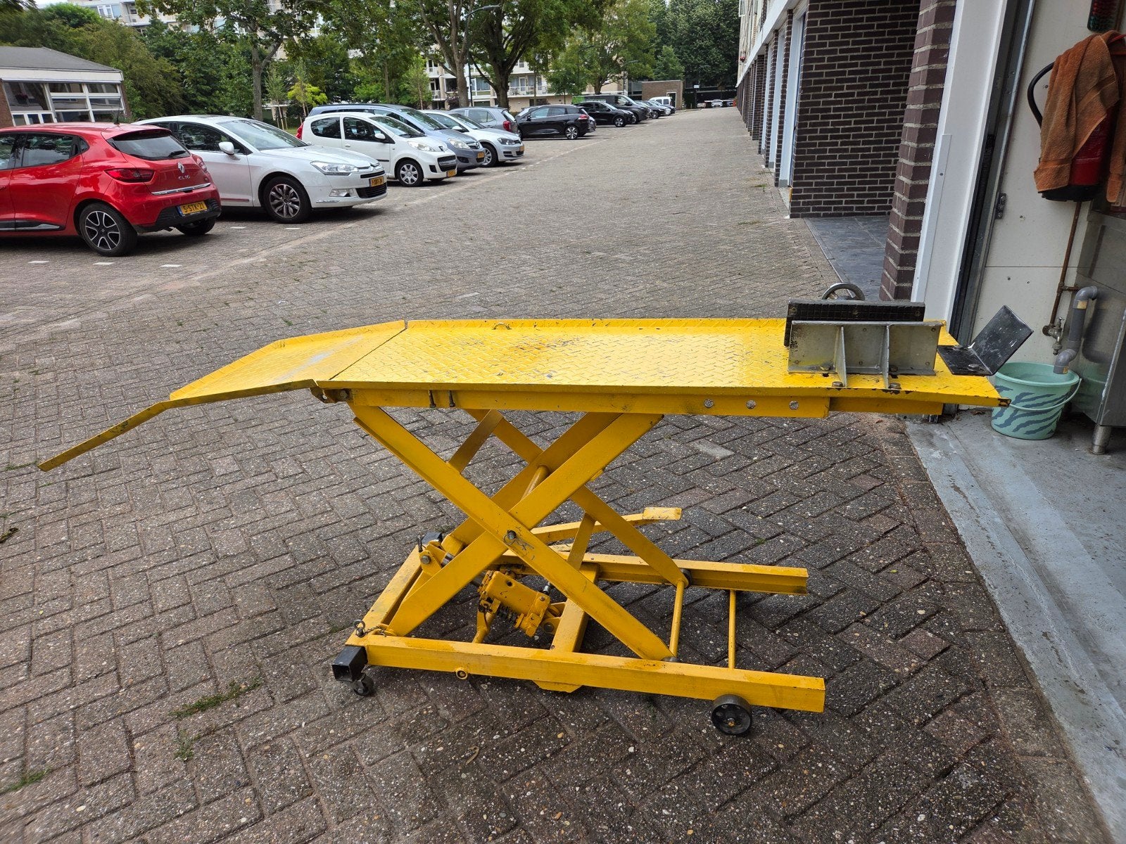 Gele Motorfiets Hefbrug - Schaarheftafel, Motoren, Ophalen