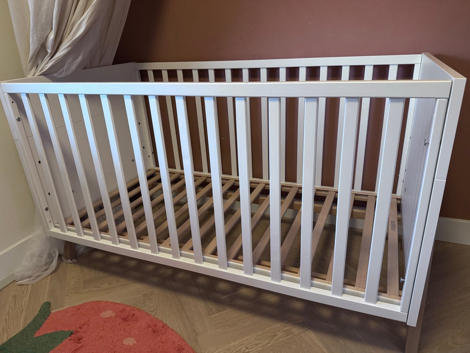 Wit kinderbedje met lattenbodem, Kinderen en Baby's, Kinderkamer | Bedden, Ophalen, Gebruikt, 70 tot 85 cm, 140 tot 160 cm