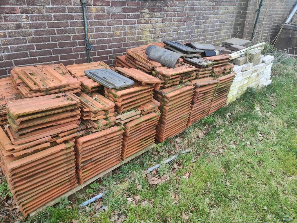 Te koop aangeboden: partij stenen en dakpannen, Doe-het-zelf en Verbouw, Dakpannen en Dakbedekking, Ophalen, Gebruikt, Steen of Klei