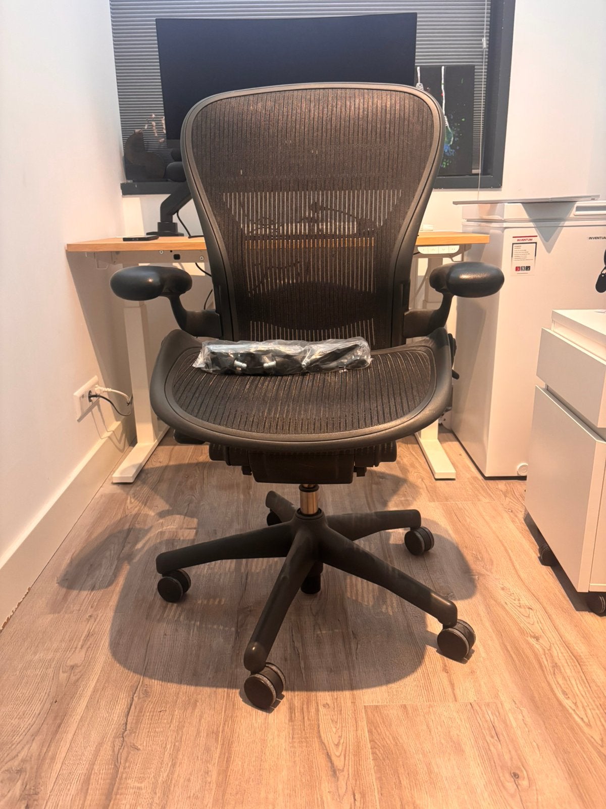 Herman Miller Aeron Maat C – Zo goed als nieuw & gereviseerd, Huis en Inrichting, Bureaustoelen, Ophalen, Zo goed als nieuw, Zwart