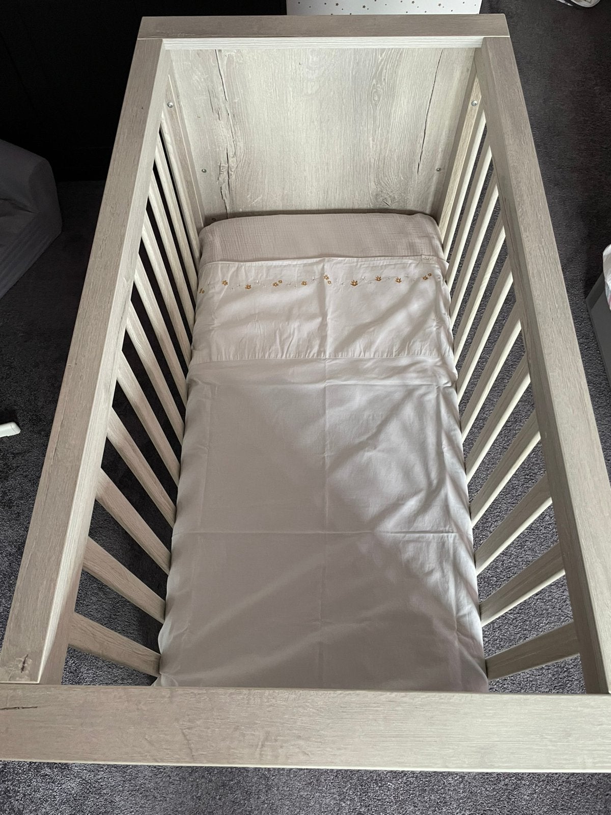 Ledikant Kidsmill grijs, Ophalen, Zo goed als nieuw, Minder dan 140 cm, Matras