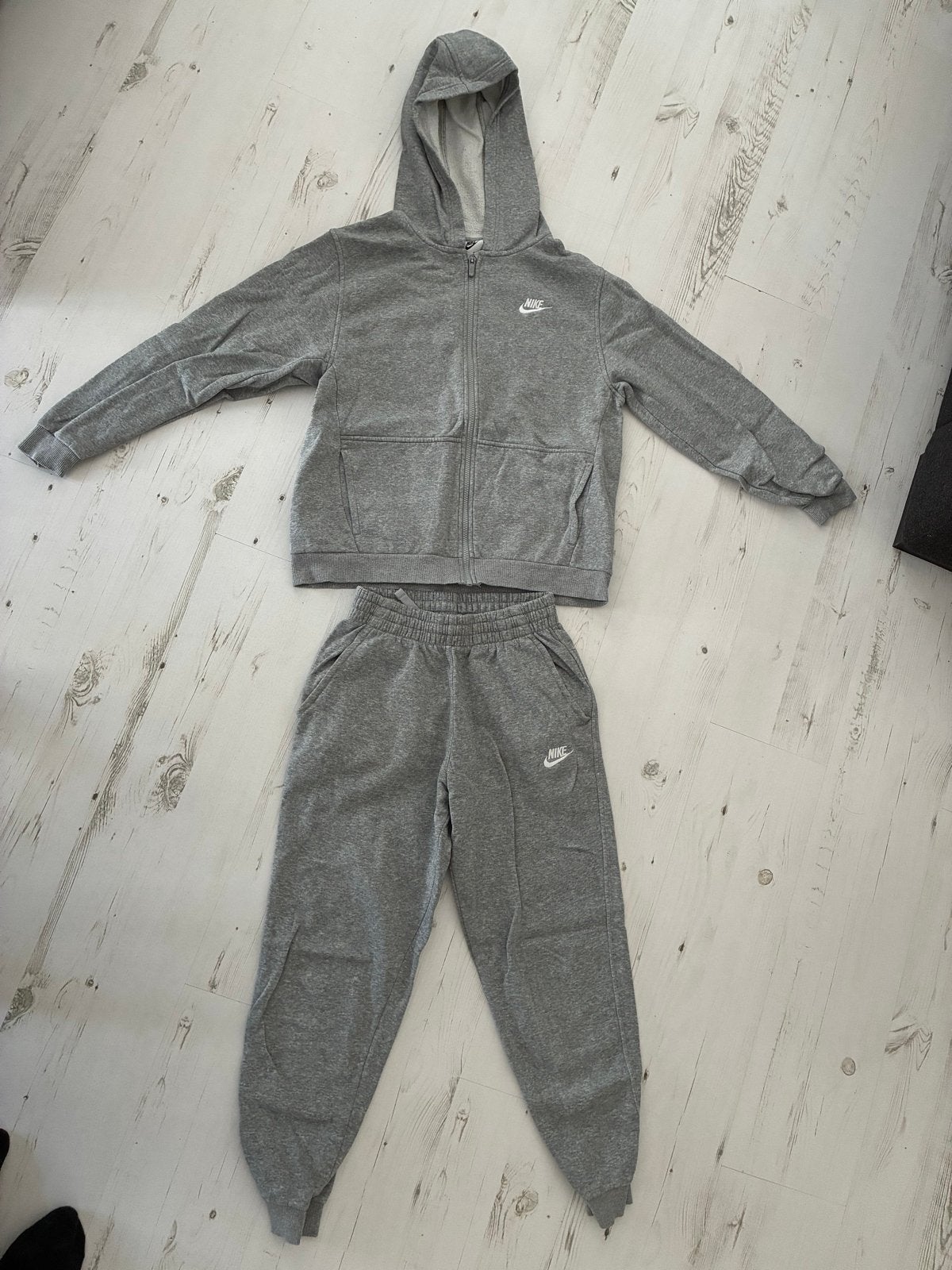 Nike trainingspak grijs - hoodie en joggingbroek, Ophalen, Zo goed als nieuw, Jongen of Meisje