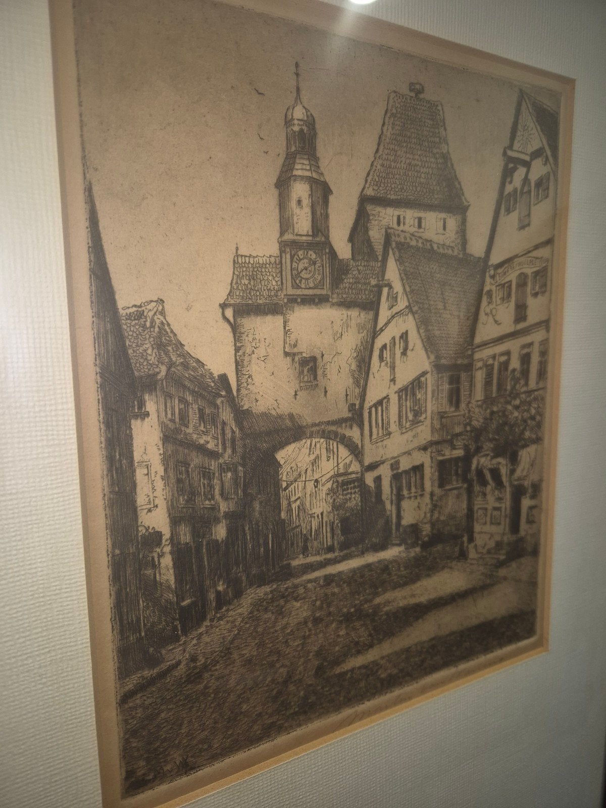 Stadsgezicht - Ets van historische straat met poort, Antiek en Kunst, Ophalen of Verzenden, Stadsgezicht, Ets, 1900 - 1949