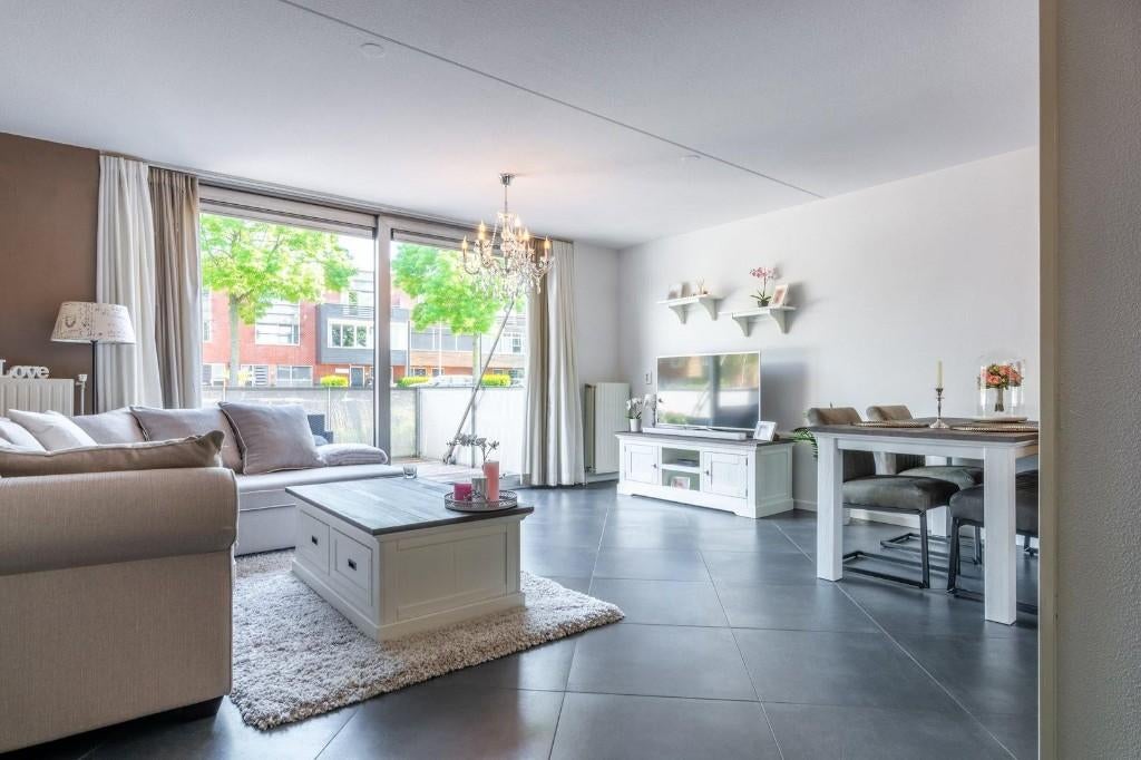 SPOED!!!: Tv-meubel, salontafel, eettafel, 2 stoelen + bank, Ophalen, Gebruikt, 4 tot 6 stoelen
