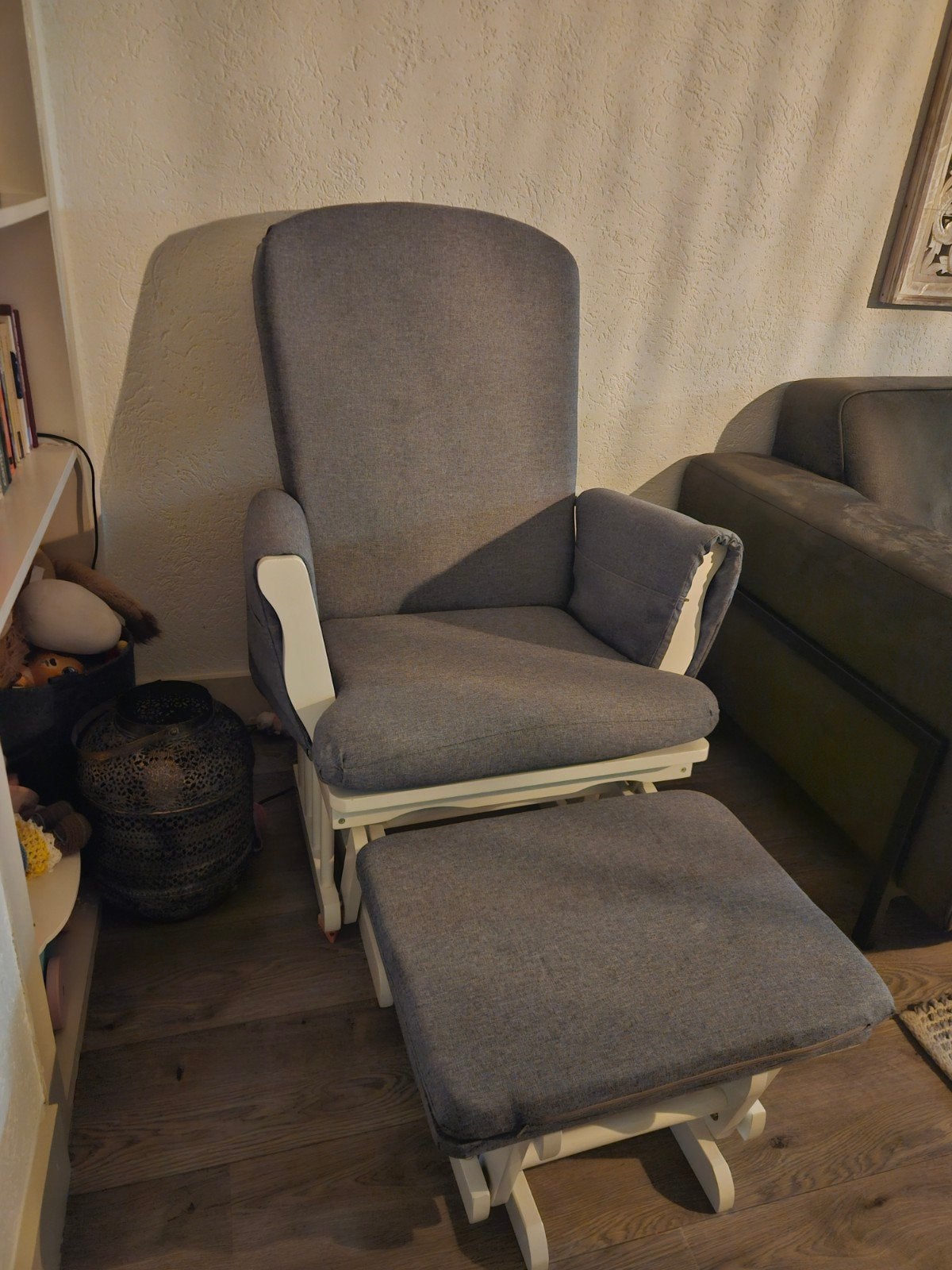 Grijze schommelstoel met voetenbankje, Huis en Inrichting, Stoelen, Ophalen, Modern, Comfortabel, Gebruikt, Stof