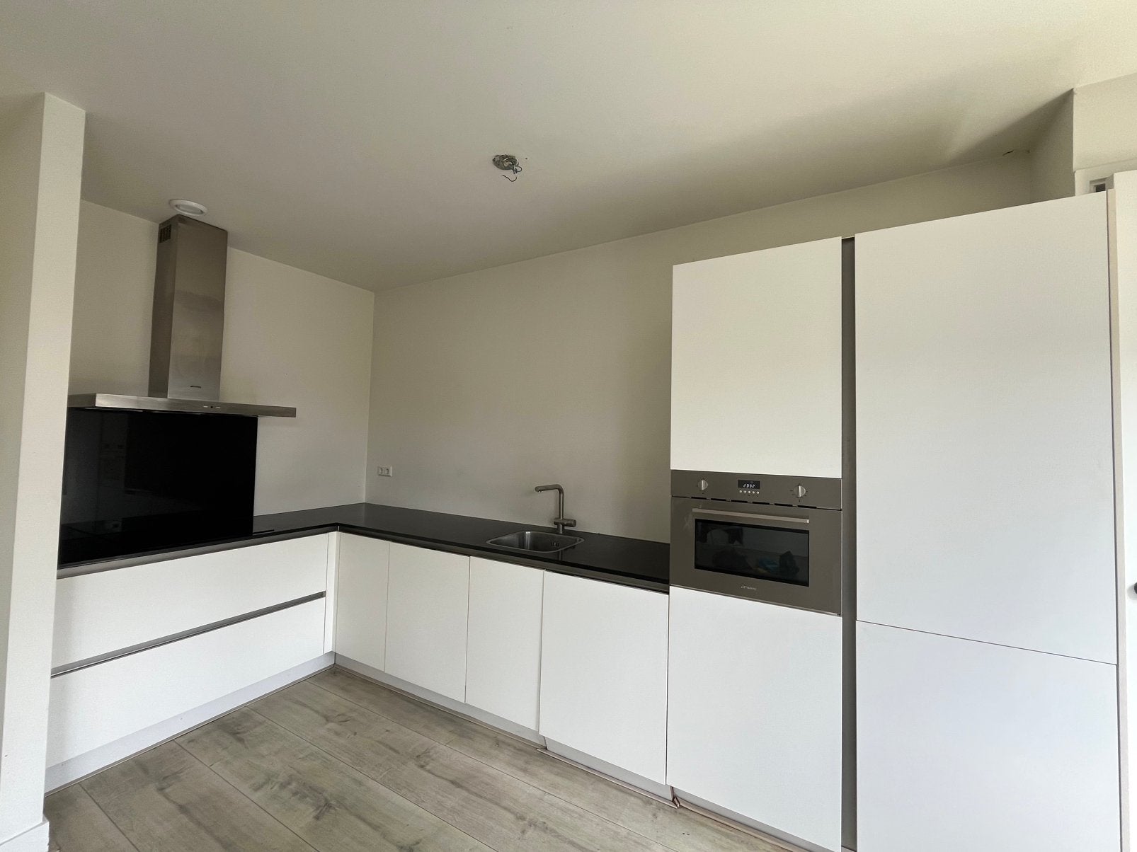 ZSM OPHALEN! Moderne, L- keuken met SMEG inbouwapparatuur!, Huis en Inrichting, Ophalen, Gebruikt, Wit, Hoekkeuken