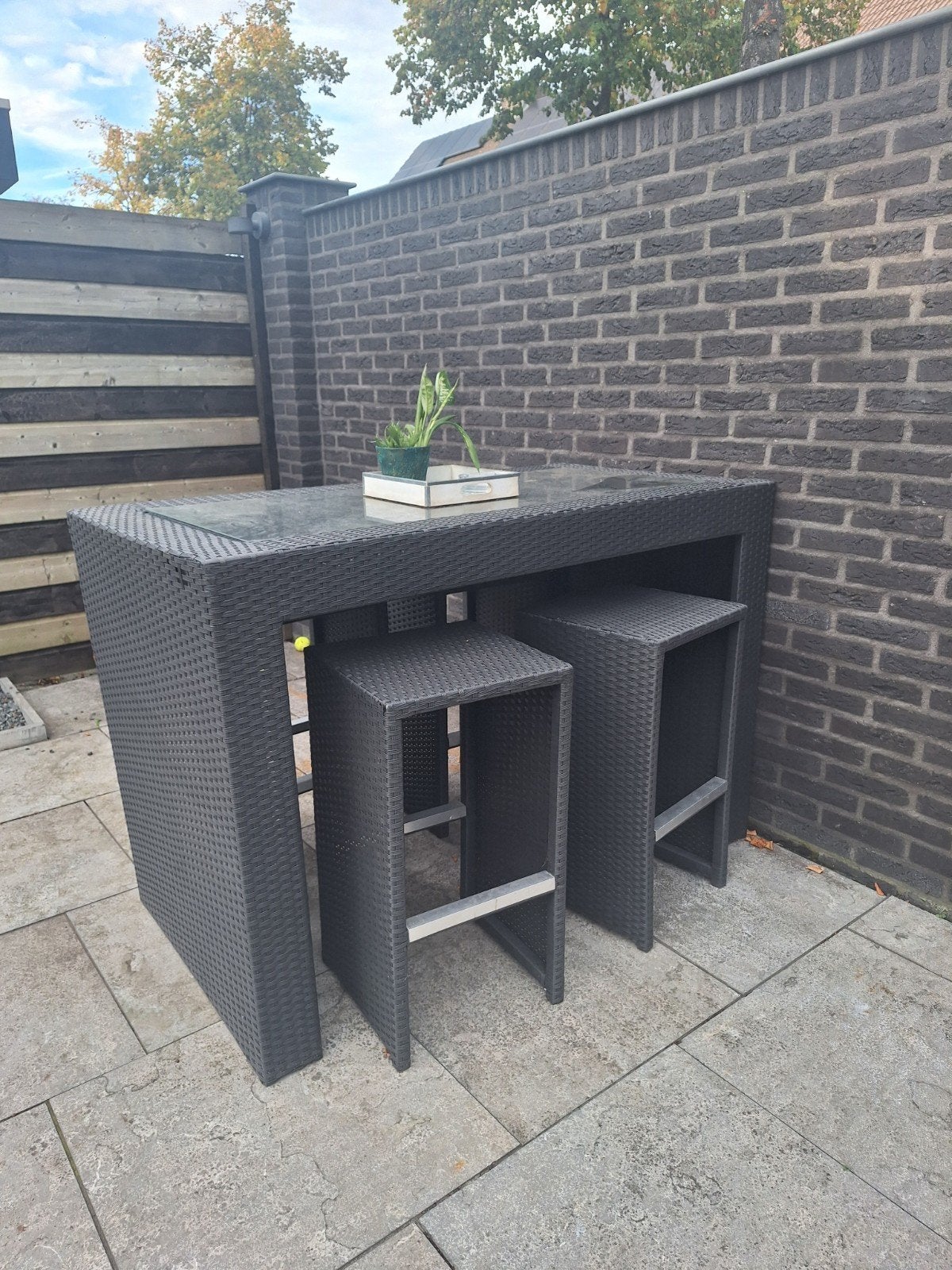 **Te Huur** Wicker statafel met 4 barkrukken en voetsteun, Ophalen, Gebruikt