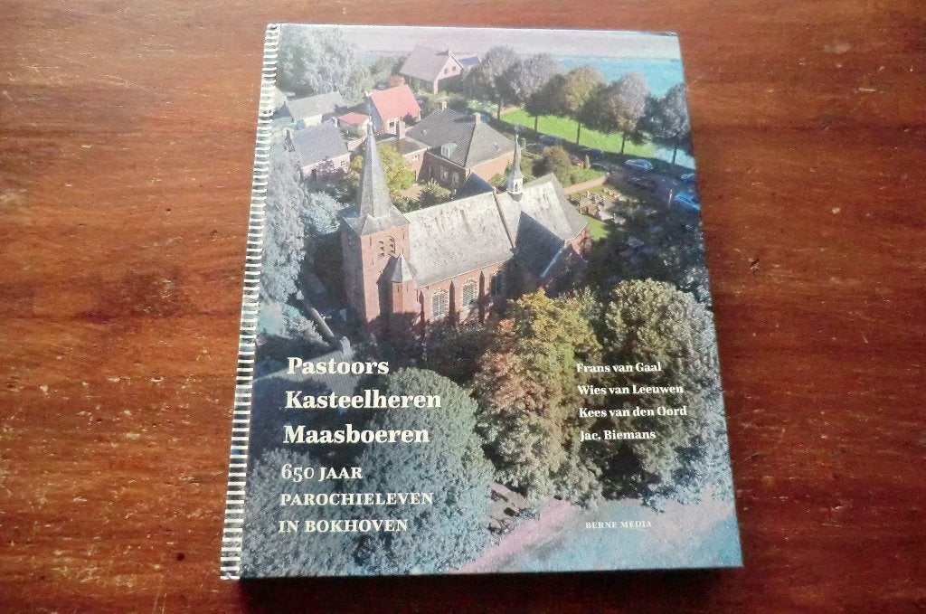 boek - Bokhoven / Pastoors Kasteelheren Maasboeren, Ophalen of Verzenden, Zo goed als nieuw