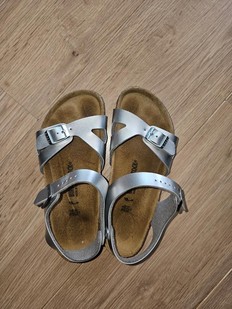 Zilveren Birkenstock sandalen, maat 34, Kinderen en Baby's, Kinderkleding | Schoenen en Sokken, Ophalen, Meisje, Overige typen