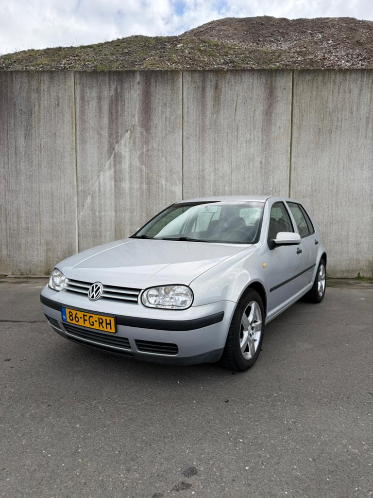 Volkswagen Golf 1.4 55KW 2000 Grijs, Voorwielaandrijving, Sound system, 74 pk, Zwart