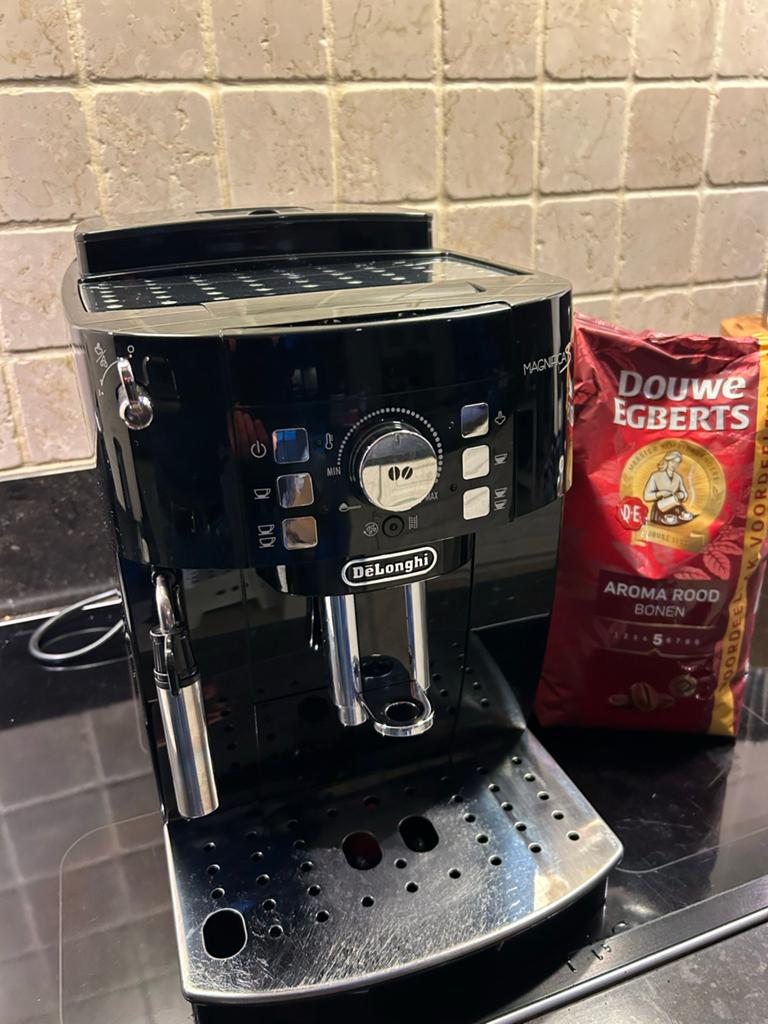 De'Longhi Magnifica S volautomatische espressomachine, Witgoed en Apparatuur, Koffiezetapparaten, Ophalen, Afneembaar waterreservoir