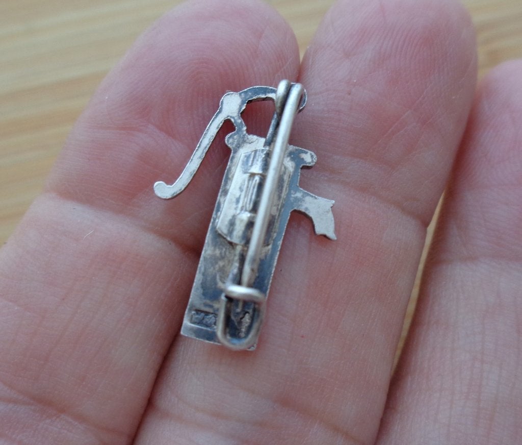zilveren kleine broche waterpomp [189], Verzenden, Minder dan 4 cm, Zo goed als nieuw, Zilver
