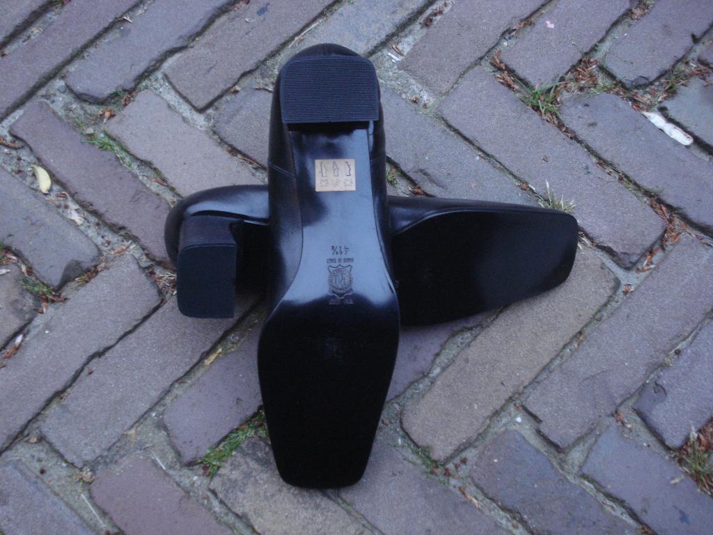 GRATIS VERZENDING NIEUWE ZWARTE LEREN PUMPS MT 41,5, Pumps, Verzenden, Zwart, Nieuw