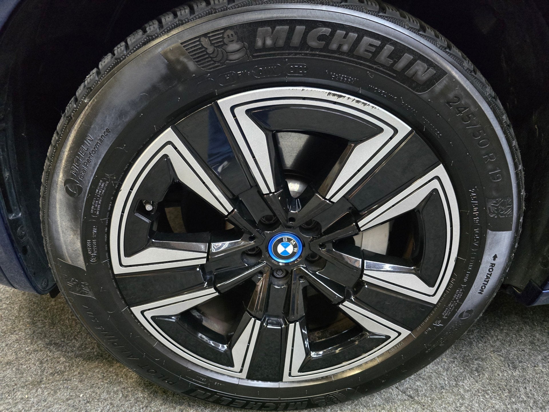 BMW IX3 High Executive 80 kWh Pano LED navi Trekhaak 19"LM 9, Achterwielaandrijving, Gebruikt, 80 kWh, Leder en Stof