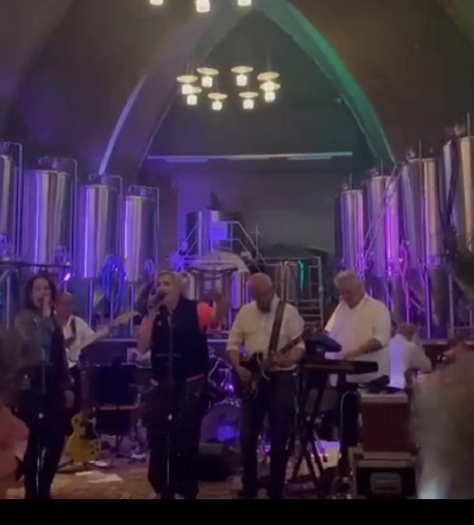 Top 100 feest coverband BIS zoekt 2e zangeres, Contacten en Berichten