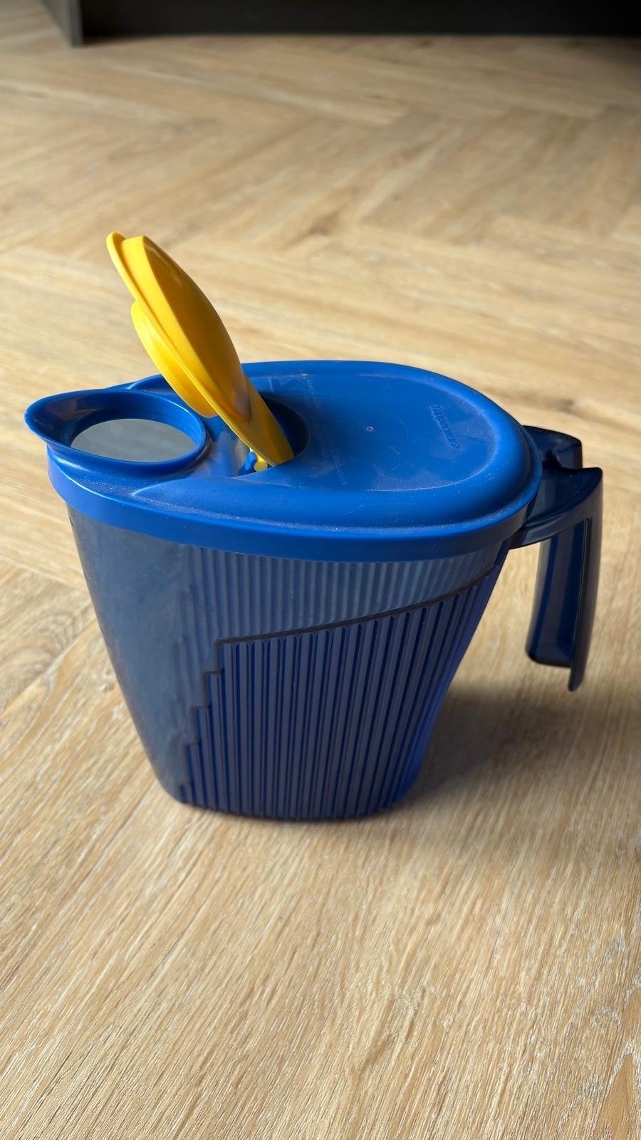 Tupperware Schenkkan - Blauw met Gele Lepel, Gebruikt, Blauw, Beker of Kan, Ophalen of Verzenden