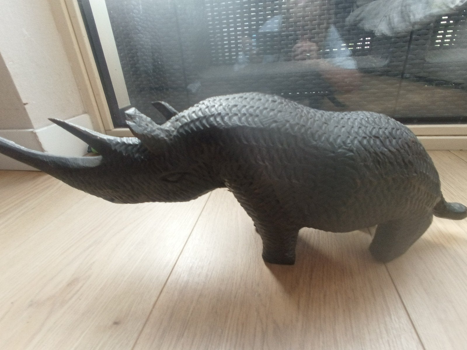 Prachtig Handgesneden Houten Neushoorn – Vintage 44 cm, Antiek en Kunst, Ophalen of Verzenden, Handgemaakt, 20 - 50 cm, Beeld