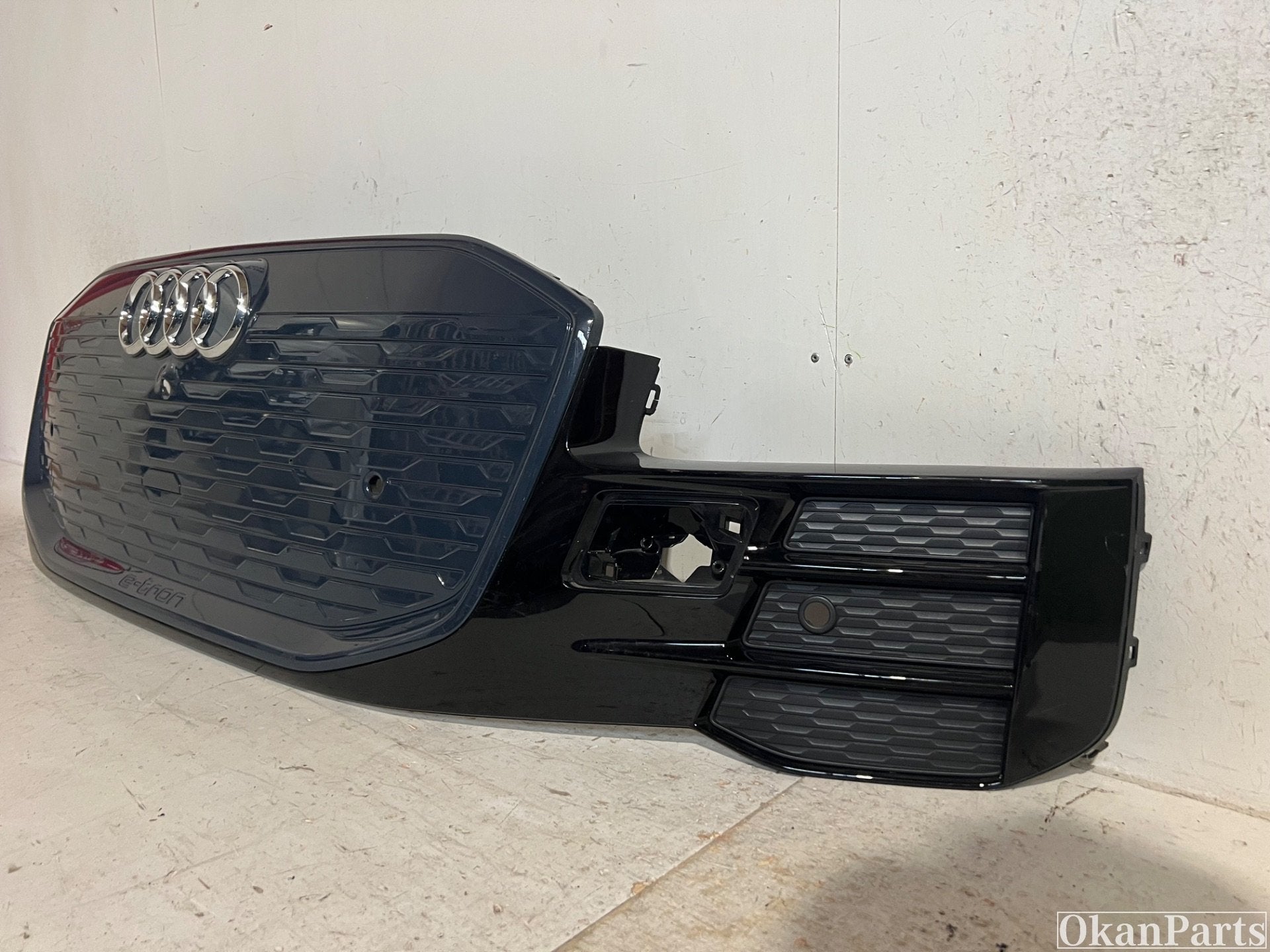 Audi Q6 E-tron Grille 85H807725A, Gebruikt, Voor, AUDI AG, Auto-Union-Strasse 1
85045  Ingolstadt, DE