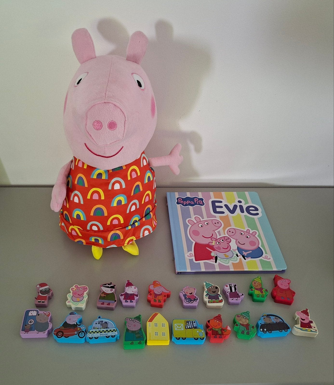 Peppa pig boek evie, knuffel en 20 houten figuren kadopakket, Ophalen of Verzenden, Zo goed als nieuw, Jongen of Meisje